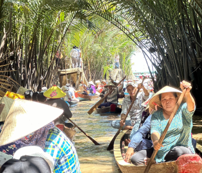 Chèo Xuồng trong rạch nhỏ miền quê